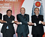 Премьер-министр Лаоса Буннянг Ворачит, Президент России Владимир Путин и Премьер-министр Малайзии Абдулла Ахмад Бадави (слева направо) фотографируются перед началом саммита АСЕАН.
