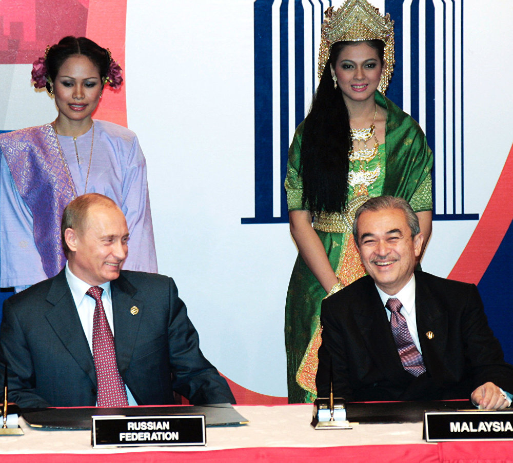 Президент России Владимир Путин и Премьер-министр Малайзии Абдулла Бадави (слева направо) во время подписания Совместной декларации России и государств-членов АСЕАН о развитом и всеобъемлющем партнёрстве.