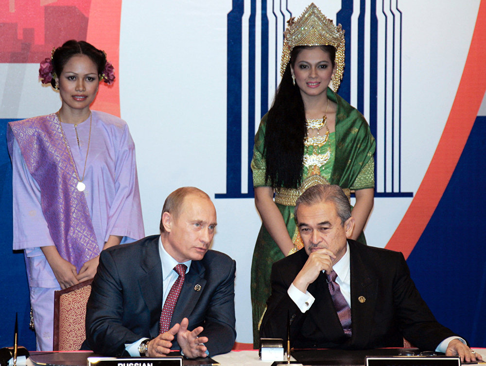 Президент России Владимир Путин и Премьер-министр Малайзии Абдулла Бадави (слева направо) во время подписания Совместной декларации России и государств-членов АСЕАН о развитом и всеобъемлющем партнёрстве.