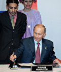 Президент России Владимир Путин (на первом плане) во время подписания Совместной декларации России и государств-членов АСЕАН о развитом и всеобъемлющем партнёрстве.
