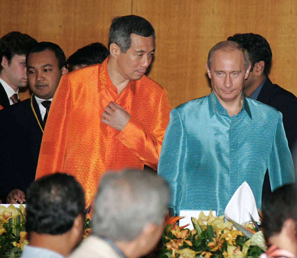 From right: Russian President Vladimir Putin and Prime Minister of Singapore Lee Hsien Loong before the official dinner in honour of the leaders of the ASEAN member states.