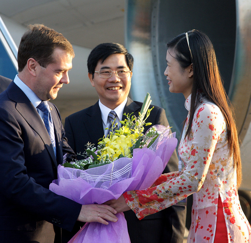Президент России Дмитрий Медведев, прибывший для участия в саммите России и стран-членов Ассоциации государств Юго-Восточной Азии, во время встречи в аэропорту Ханоя