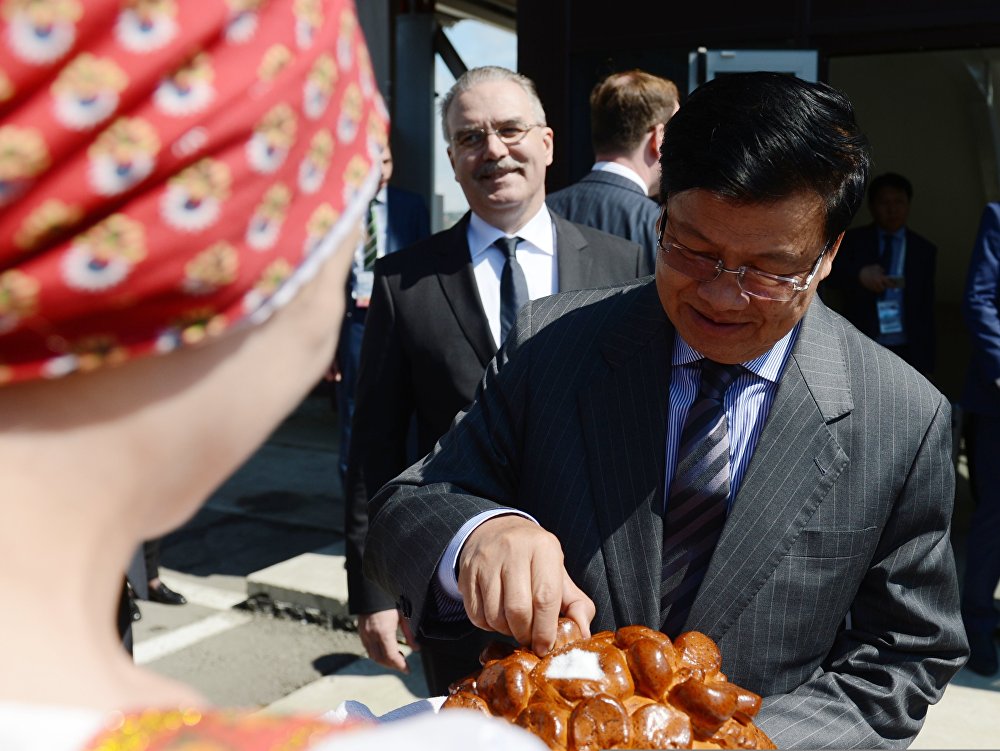 Премьер-министр Лаосской Народно-Демократической Республики Тхонглун Сисулит прибыл в Сочи для участия в саммите Россия — АСЕАН