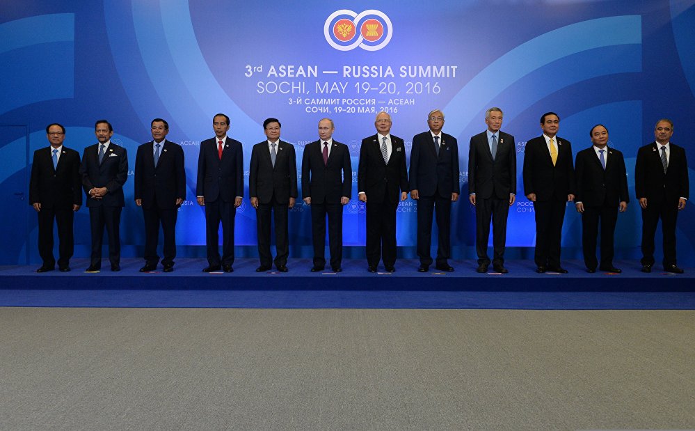 Совместное фотографирование глав делегаций-участников саммита Россия — АСЕАН