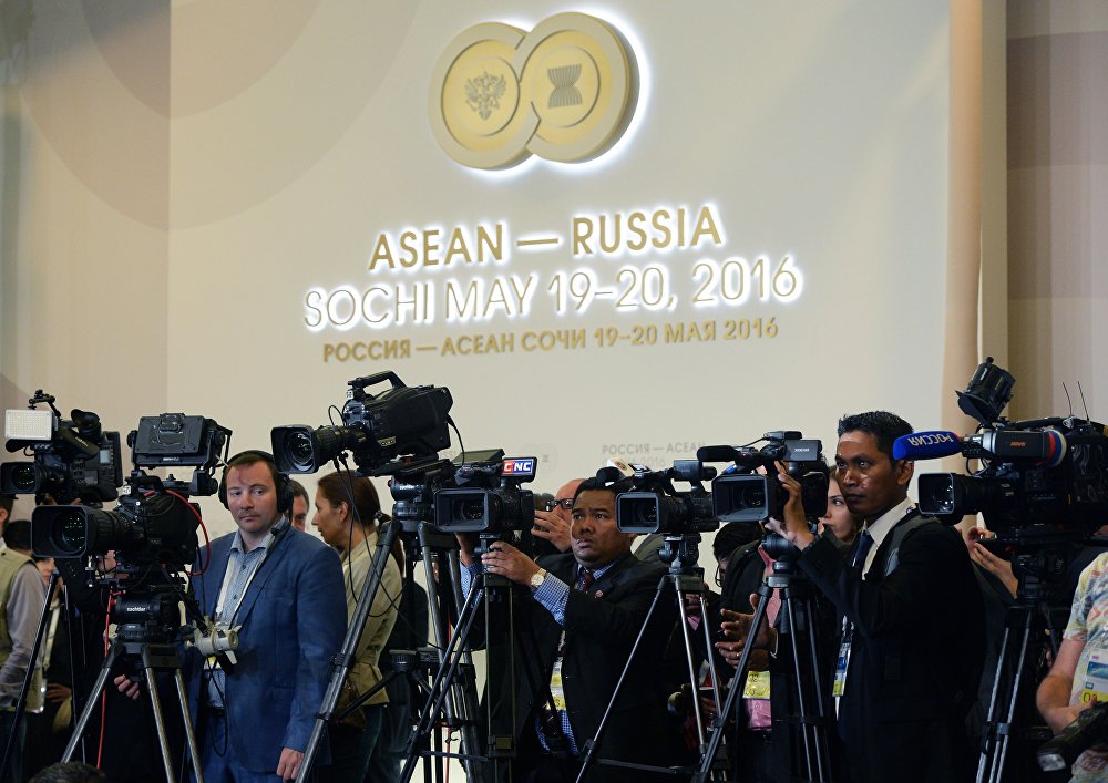 Встреча глав делегаций-участников саммита Россия — АСЕАН с представителями Делового форума Россия — АСЕАН