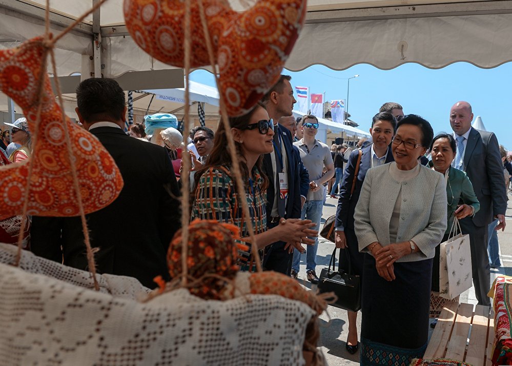 Spouses of foreign delegation heads visit ethnographic exhibition and fair of Russian and ASEAN countries' folk crafts