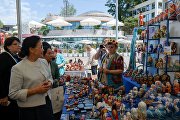 Spouses of foreign delegation heads visit ethnographic exhibition and fair of Russian and ASEAN countries' folk crafts