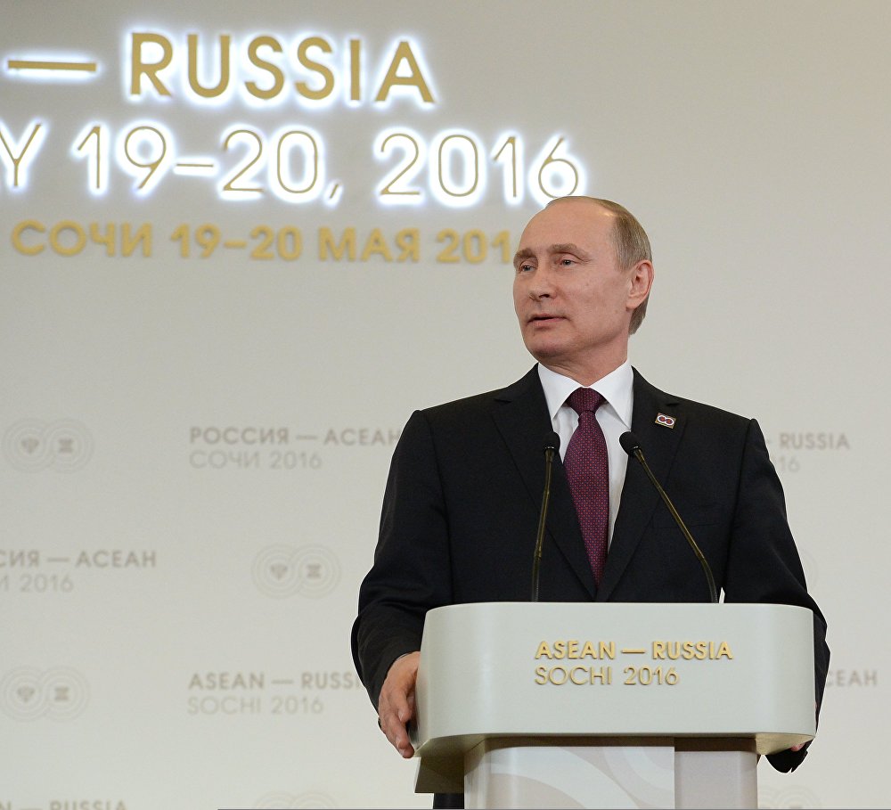 Пресс-конференция по итогам саммита Россия — АСЕАН президента РФ В. Путина и премьер-министра Лаоса Тхонглуна Сисулита